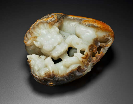 A WHITE, BLACK AND RUSSET JADE CARVING OF A MYTHICAL BEAST AND CUB - фото 2