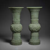 A RARE AND SUPERB PAIR OF FINELY CARVED GREEN JADE GU-FORM VASES - Foto 2