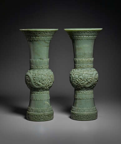 A RARE AND SUPERB PAIR OF FINELY CARVED GREEN JADE GU-FORM VASES - фото 2