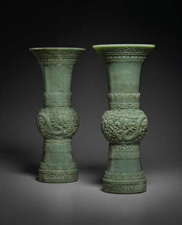A RARE AND SUPERB PAIR OF FINELY CARVED GREEN JADE GU-FORM VASES - фото 5