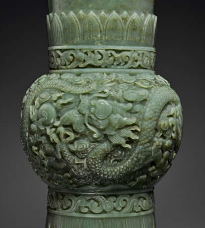 A RARE AND SUPERB PAIR OF FINELY CARVED GREEN JADE GU-FORM VASES - фото 8