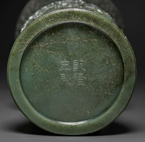 A RARE AND SUPERB PAIR OF FINELY CARVED GREEN JADE GU-FORM VASES - Foto 14