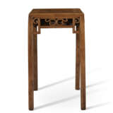 A HUANGHUALI SIDE TABLE - Foto 10