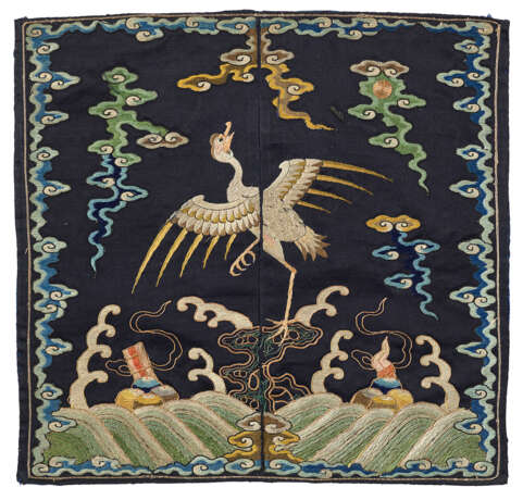 AN EMBROIDERED BLACK SATIN-GROUND RANK BADGE OF A WILD GOOSE, BUZI - фото 2