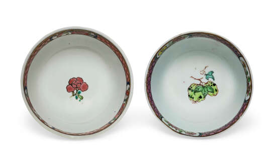 TWO FAMILLE ROSE AND GILT TEABOWLS AND SAUCERS - photo 2