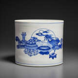 A BLUE AND WHITE BRUSH POT - Foto 3