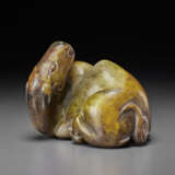 A BROWN AND OLIVE-GREEN JADE FIGURE OF A RECUMBENT CAMEL - photo 1