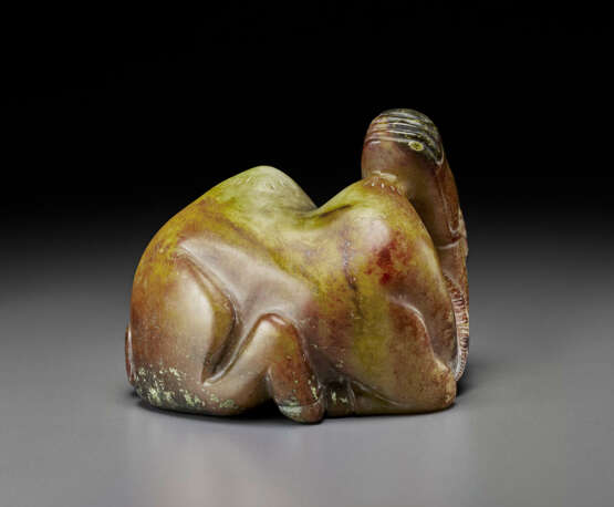 A BROWN AND OLIVE-GREEN JADE FIGURE OF A RECUMBENT CAMEL - фото 2