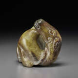 A BROWN AND OLIVE-GREEN JADE FIGURE OF A RECUMBENT CAMEL - Foto 3