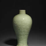 A LARGE CARVED LONGQUAN CELADON VASE, MEIPING - фото 2