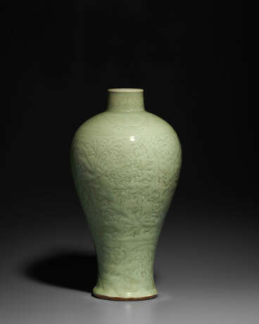 A LARGE CARVED LONGQUAN CELADON VASE, MEIPING - photo 2
