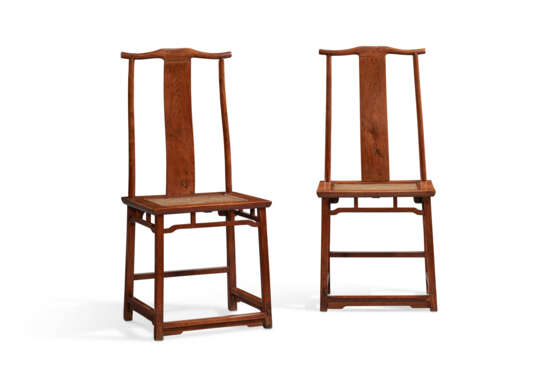 A PAIR OF HUANGHUALI LAMPHANGER SIDE CHAIRS - Foto 2