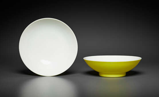 A PAIR OF LEMON-YELLOW-ENAMELED DEEP DISHES - Foto 2