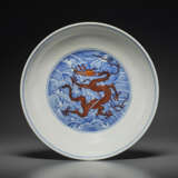AN IRON-RED-ENAMELED BLUE AND WHITE `DRAGON` DISH - фото 1