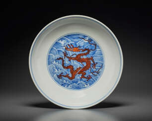 AN IRON-RED-ENAMELED BLUE AND WHITE &#39;DRAGON&#39; DISH