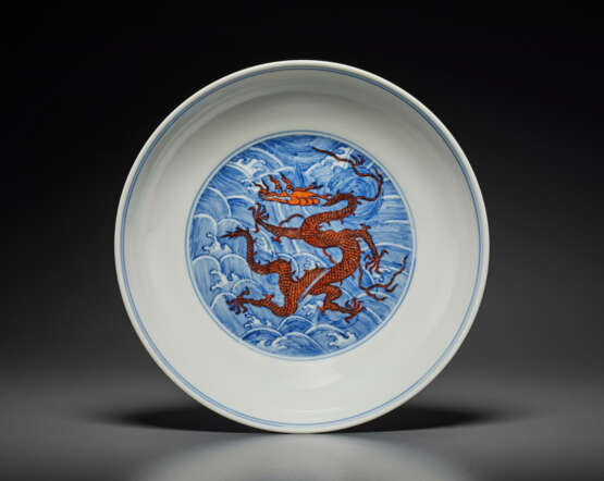 AN IRON-RED-ENAMELED BLUE AND WHITE `DRAGON` DISH - Foto 1
