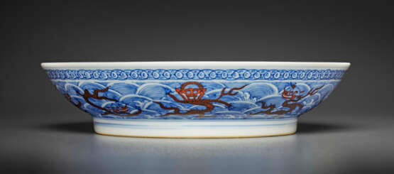 AN IRON-RED-ENAMELED BLUE AND WHITE `DRAGON` DISH - photo 2