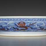 AN IRON-RED-ENAMELED BLUE AND WHITE `DRAGON` DISH - фото 2