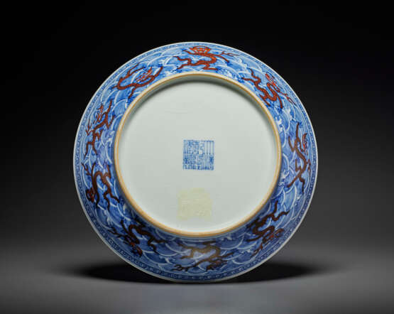 AN IRON-RED-ENAMELED BLUE AND WHITE `DRAGON` DISH - photo 3