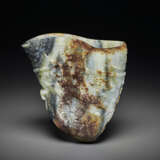A VERY RARE IMPERIALLY INSCRIBED GREY, RUSSET AND BLACK JADE RHYTON, GONG - фото 2