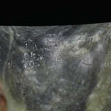 A VERY RARE IMPERIALLY INSCRIBED GREY, RUSSET AND BLACK JADE RHYTON, GONG - photo 3