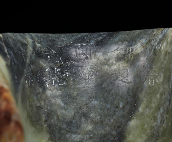 A VERY RARE IMPERIALLY INSCRIBED GREY, RUSSET AND BLACK JADE RHYTON, GONG - Foto 3
