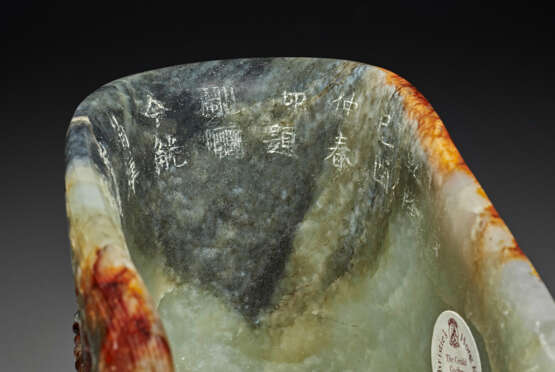 A VERY RARE IMPERIALLY INSCRIBED GREY, RUSSET AND BLACK JADE RHYTON, GONG - фото 5