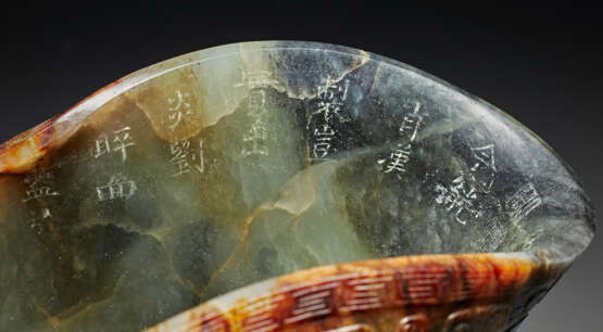 A VERY RARE IMPERIALLY INSCRIBED GREY, RUSSET AND BLACK JADE RHYTON, GONG - photo 6