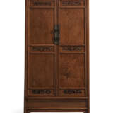 A VERY RARE HUANGHUALI ROUND-CORNER TAPERED CABINET - Foto 1