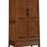 A VERY RARE HUANGHUALI ROUND-CORNER TAPERED CABINET - Foto 2