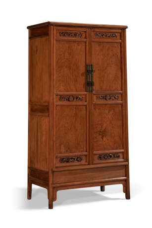A VERY RARE HUANGHUALI ROUND-CORNER TAPERED CABINET - Foto 2