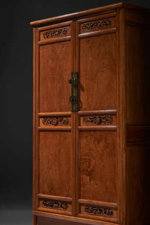 A VERY RARE HUANGHUALI ROUND-CORNER TAPERED CABINET - Foto 3
