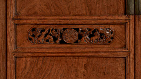 A VERY RARE HUANGHUALI ROUND-CORNER TAPERED CABINET - Foto 5