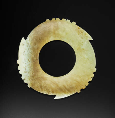 A RARE PALE GREEN AND BEIGISH-BROWN JADE NOTCHED DISC - фото 1