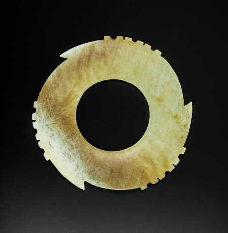 A RARE PALE GREEN AND BEIGISH-BROWN JADE NOTCHED DISC - фото 2