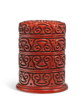 THOUGHTS ACROSS THE WATERS: ASIAN ART FROM THE DAVID DRABKIN COLLECTION
A CARVED THREE-TIERED RED TIXI LACQUER CIRCULAR BOX AND COVER - Foto 1