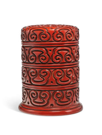 THOUGHTS ACROSS THE WATERS: ASIAN ART FROM THE DAVID DRABKIN COLLECTION
A CARVED THREE-TIERED RED TIXI LACQUER CIRCULAR BOX AND COVER - Foto 2
