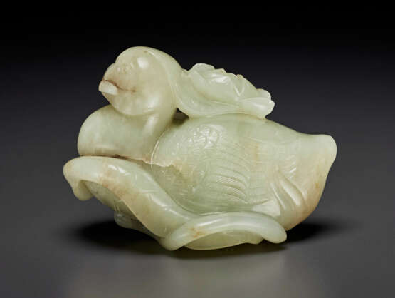 A PALE GREYISH-WHITE JADE FIGURE OF A DUCK - photo 2
