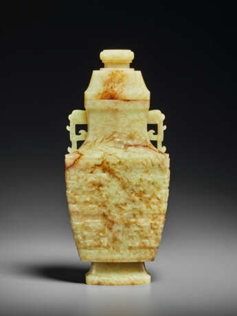 A PALE YELLOW AND RUSSET JADE ARCHAISTIC VASE AND COVER - Foto 1