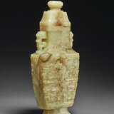 A PALE YELLOW AND RUSSET JADE ARCHAISTIC VASE AND COVER - фото 2