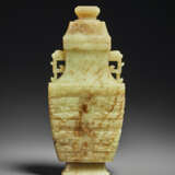 A PALE YELLOW AND RUSSET JADE ARCHAISTIC VASE AND COVER - фото 3
