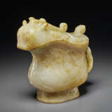 A RARE PALE BEIGE AND RUSSET JADE ARCHAISTIC GONG-FORM VESSEL AND COVER - Foto 2