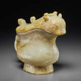 A RARE PALE BEIGE AND RUSSET JADE ARCHAISTIC GONG-FORM VESSEL AND COVER - Foto 3