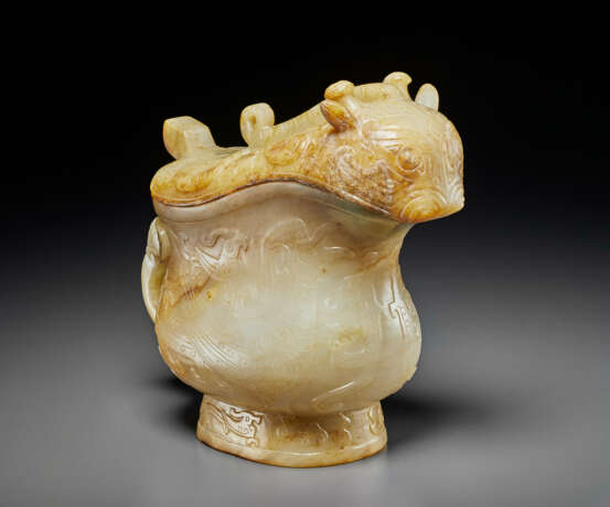 A RARE PALE BEIGE AND RUSSET JADE ARCHAISTIC GONG-FORM VESSEL AND COVER - Foto 4