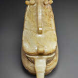 A RARE PALE BEIGE AND RUSSET JADE ARCHAISTIC GONG-FORM VESSEL AND COVER - Foto 6