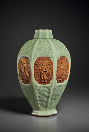 A RARE AND IMPORTANT MOLDED AND BISCUIT-RESERVED LONGQUAN CELADON OCTAGONAL VASE, MEIPING - photo 1
