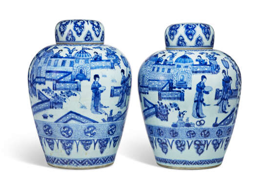 A PAIR OF BLUE AND WHITE OVOID JARS AND COVERS - фото 1