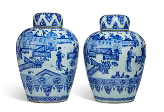 A PAIR OF BLUE AND WHITE OVOID JARS AND COVERS - фото 2