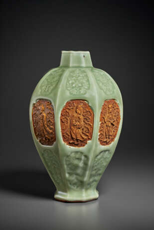A RARE AND IMPORTANT MOLDED AND BISCUIT-RESERVED LONGQUAN CELADON OCTAGONAL VASE, MEIPING - photo 2