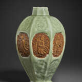 A RARE AND IMPORTANT MOLDED AND BISCUIT-RESERVED LONGQUAN CELADON OCTAGONAL VASE, MEIPING - фото 2